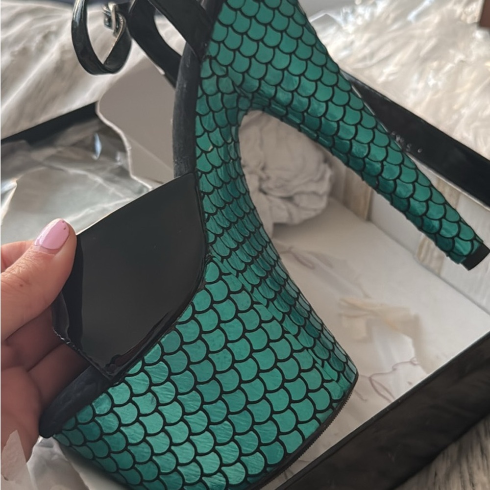 Mermaid Scale High Heels - Black and Green